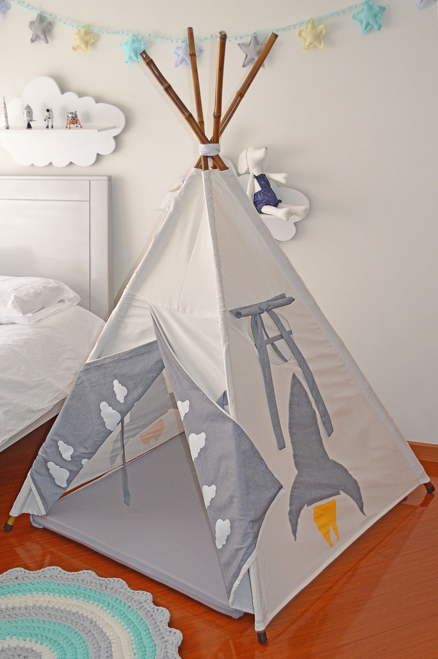 Teepee crudo nubes cohete