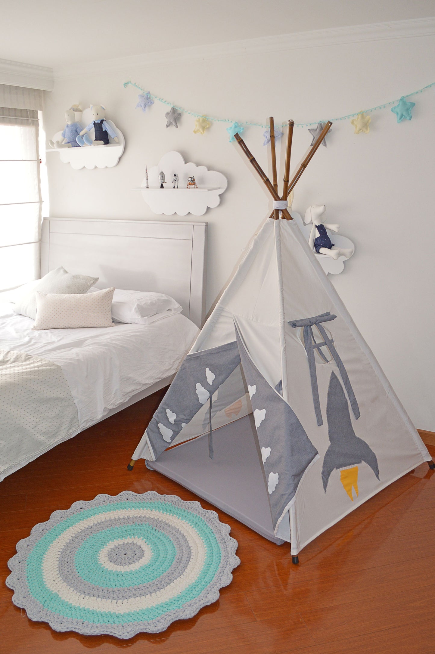 Teepee crudo nubes cohete