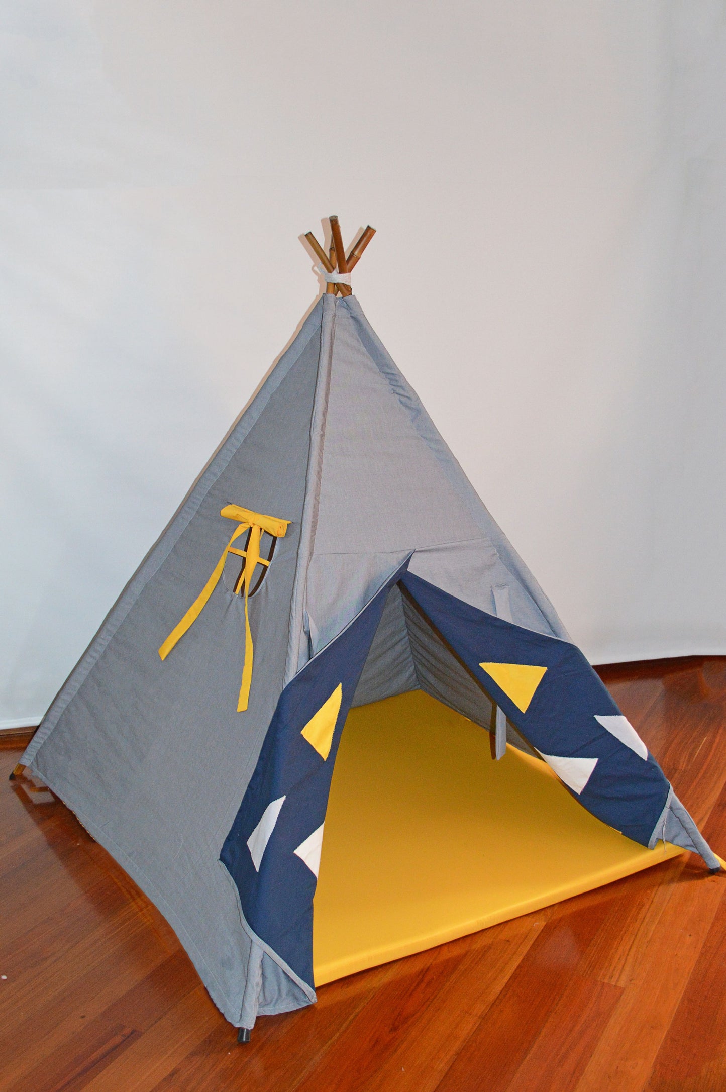 Teepee gris/amarillo triangulos