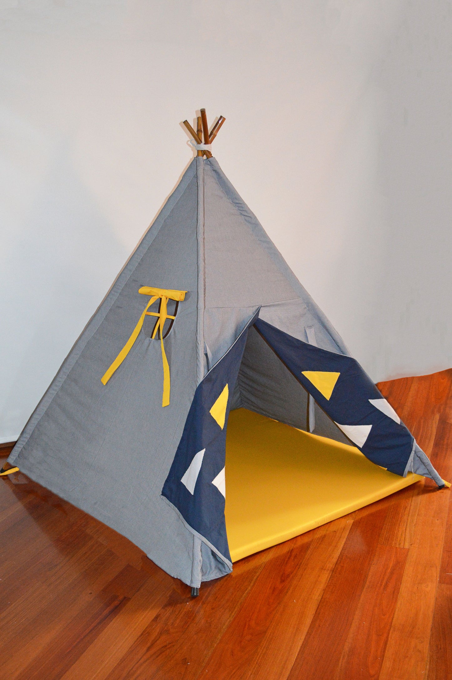 Teepee gris/amarillo triangulos